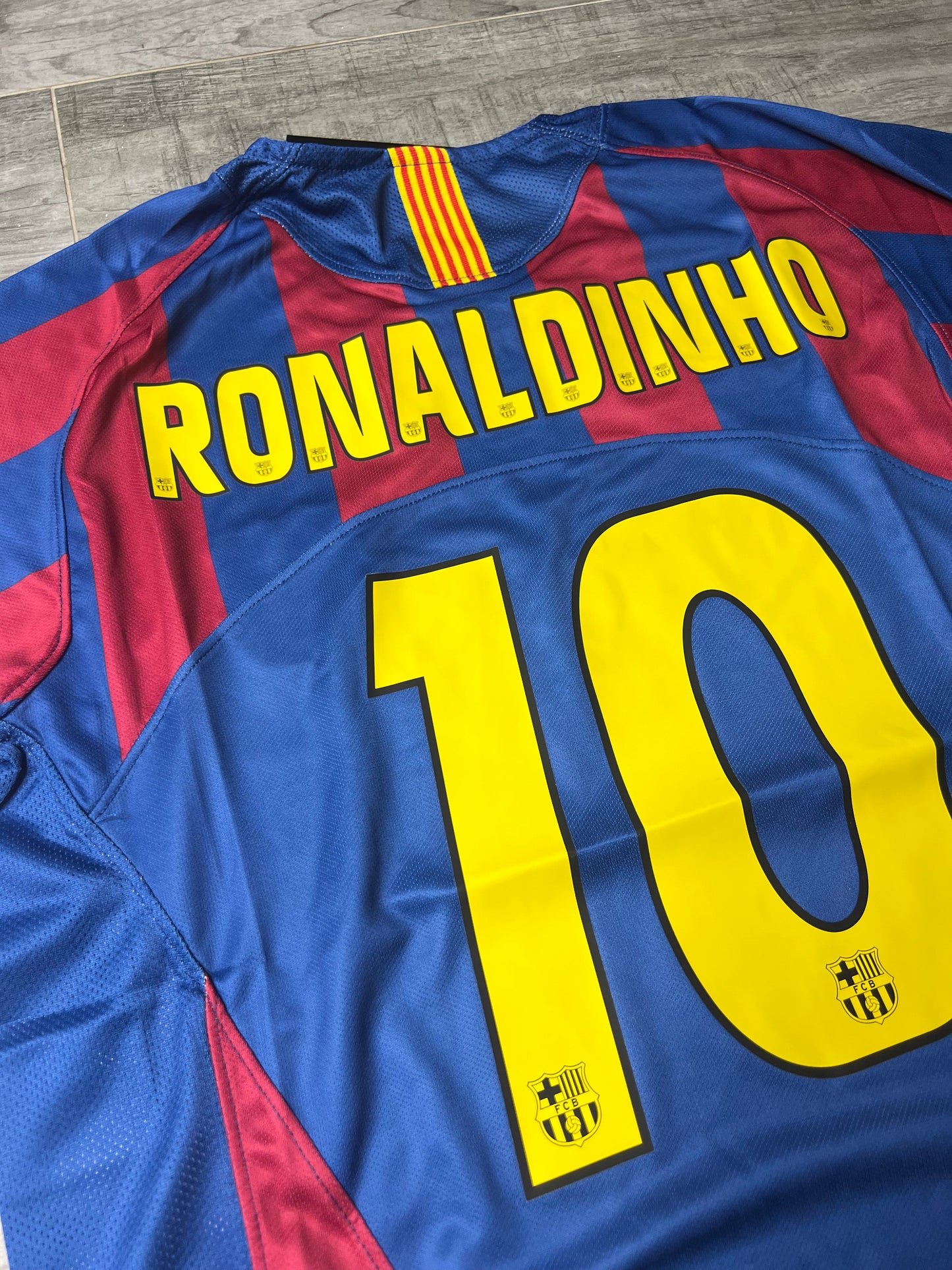 🔵🔴 2005-06 – FC Barcelona Heim Retro Trikot | Ronaldinho #10 – Größe XL
